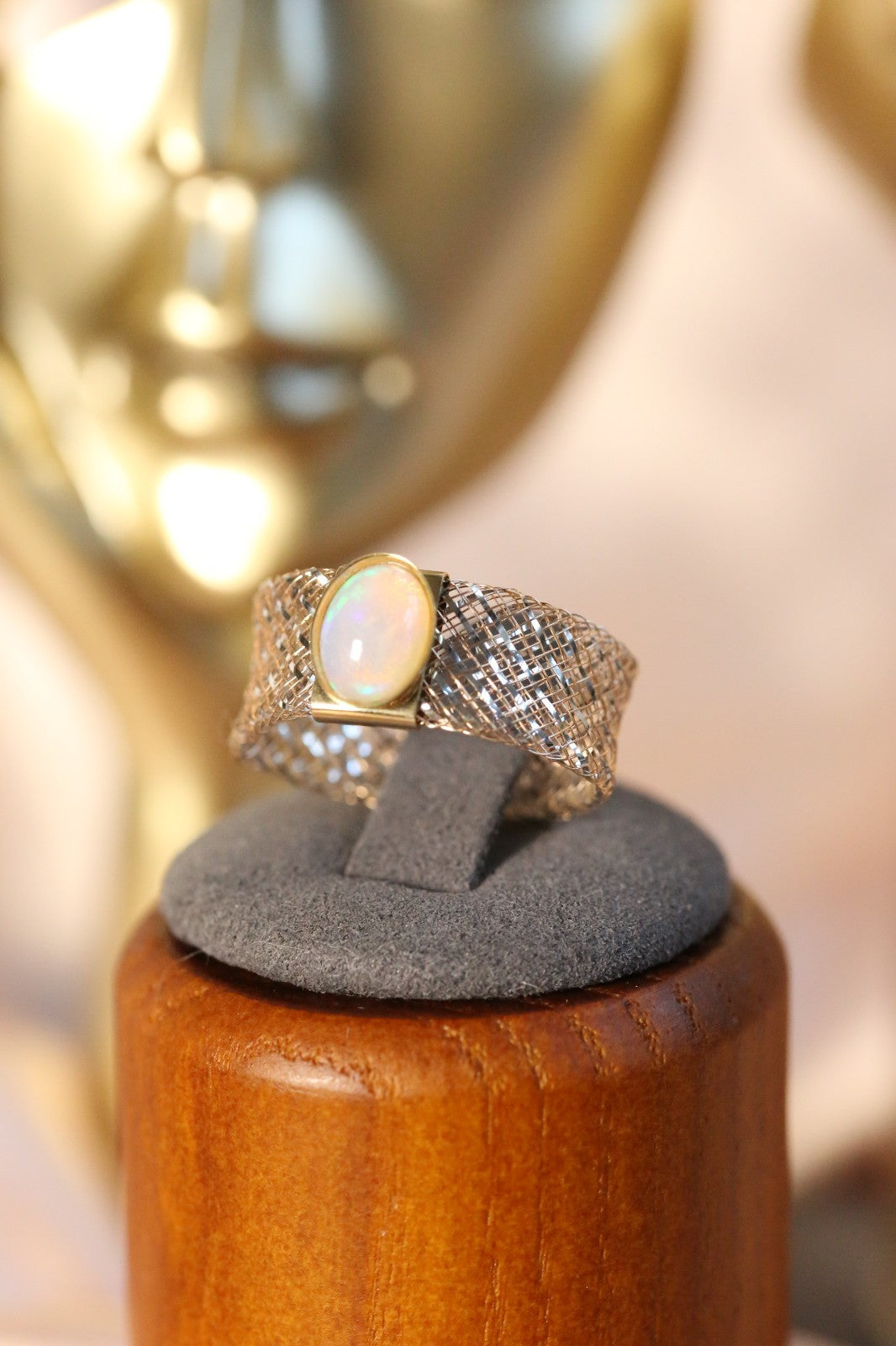 Lovely 9ct Yellow/White Gold Oval Cabochon Opal Ring with Flexible Mesh Band R-U