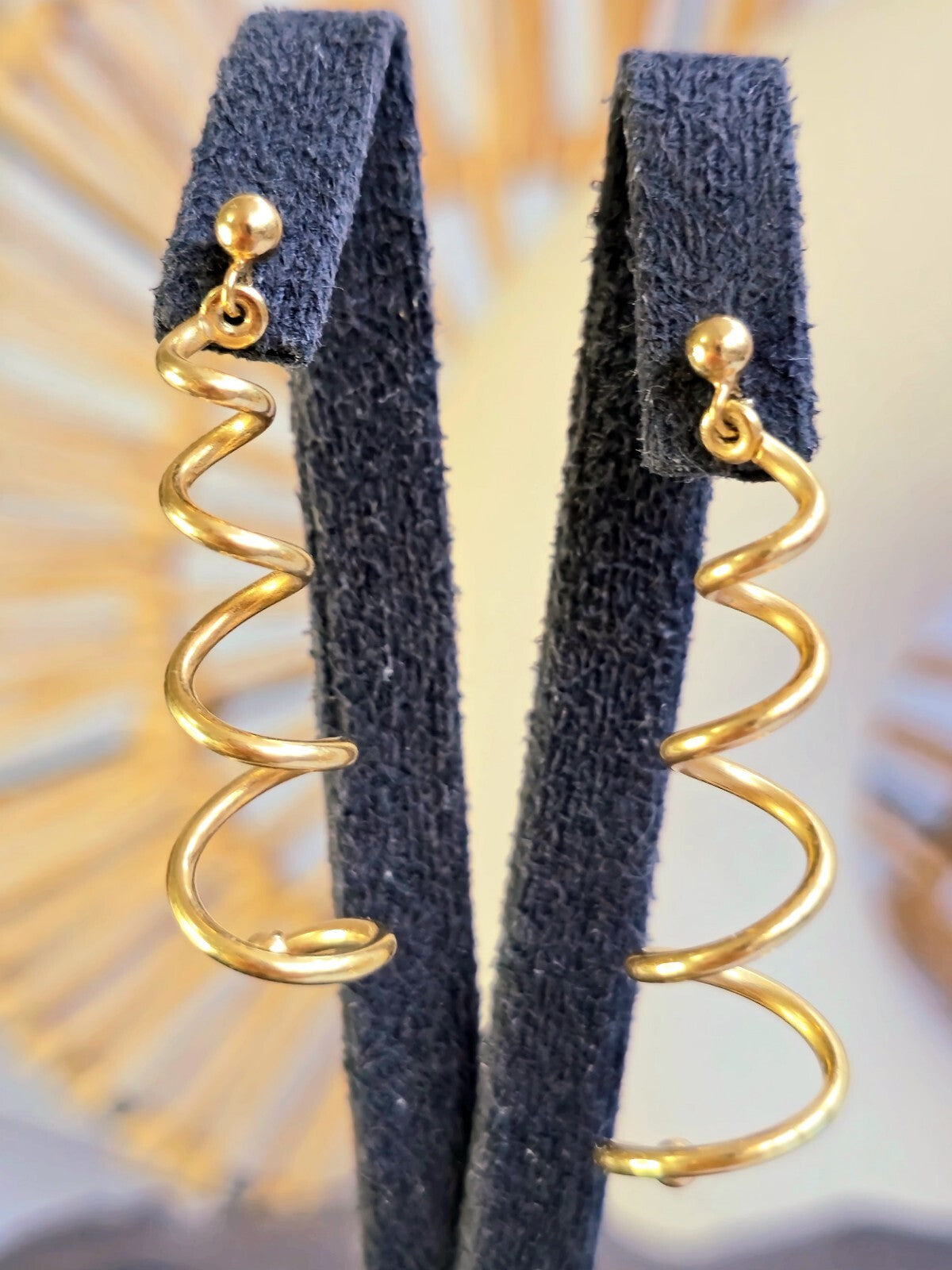 Lovely 9ct Yellow Gold Twist Earrings Dangling Coil Spring Stud Butterfly 40mm