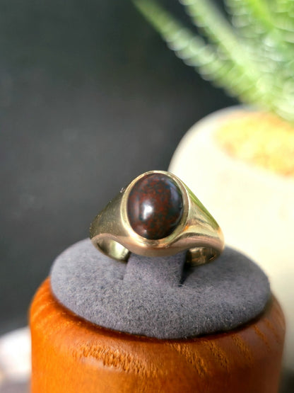 Cute Solid 9ct Yellow Gold Red/Green Onyx Ring Oval Cabochon size 'I' Signet