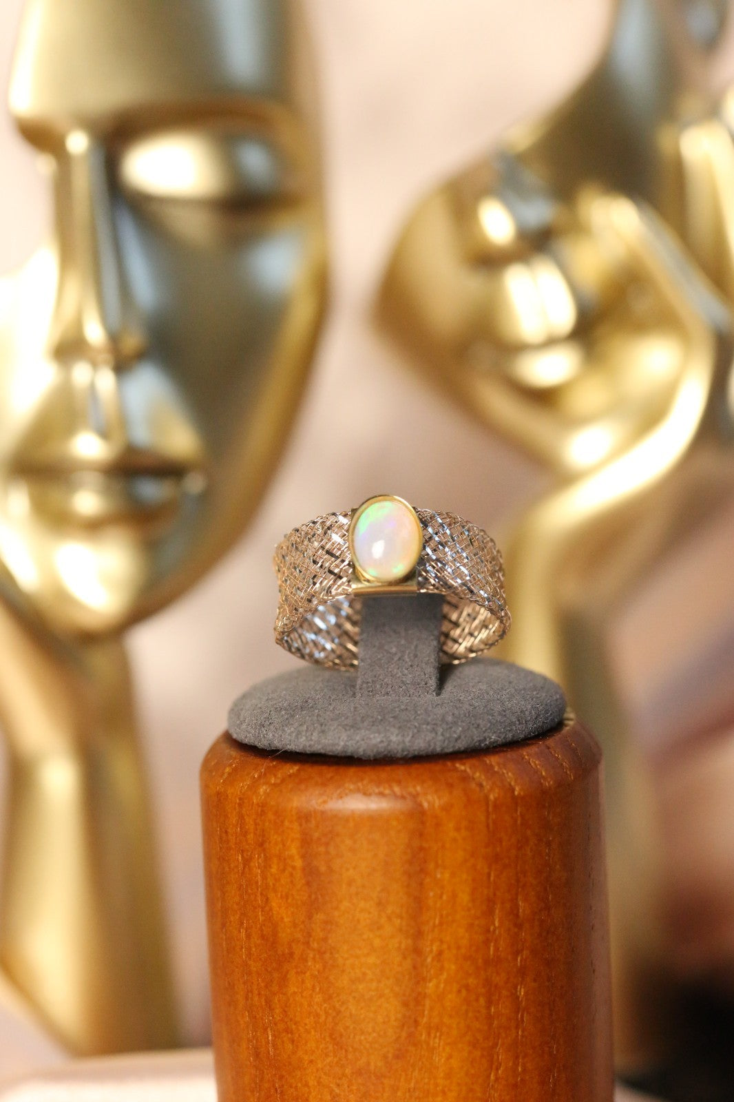 Lovely 9ct Yellow/White Gold Oval Cabochon Opal Ring with Flexible Mesh Band R-U