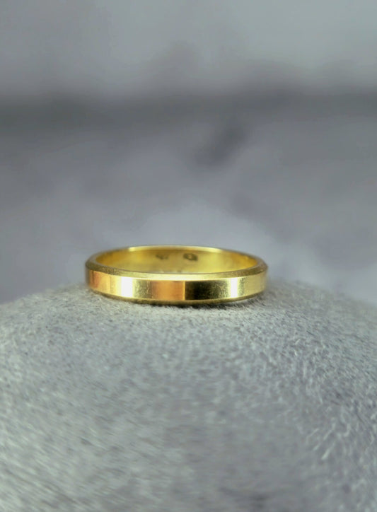 14ct Yellow gold 2.5mm Flat-flat Chamfered Edges Matt Wedding Ring M+ Band