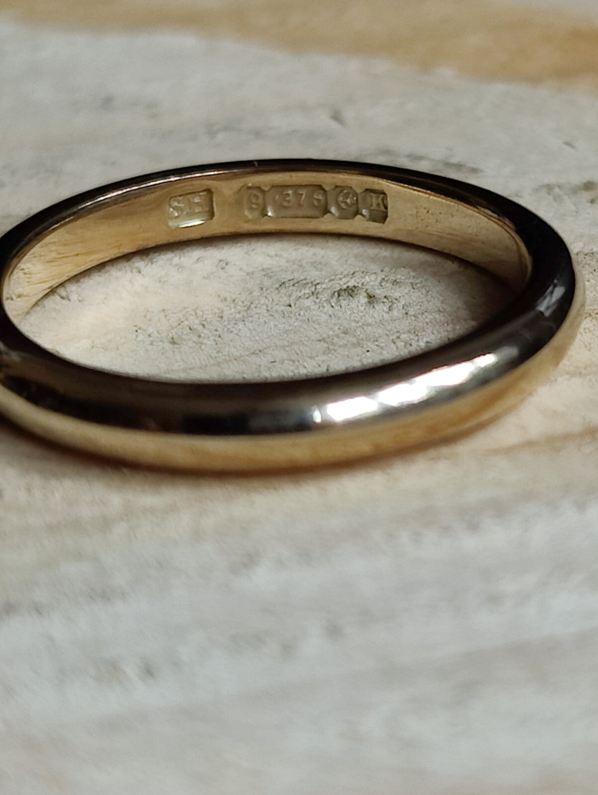 Solid 9ct yellow gold wedding band size M, with lovely engraving and diamond. 