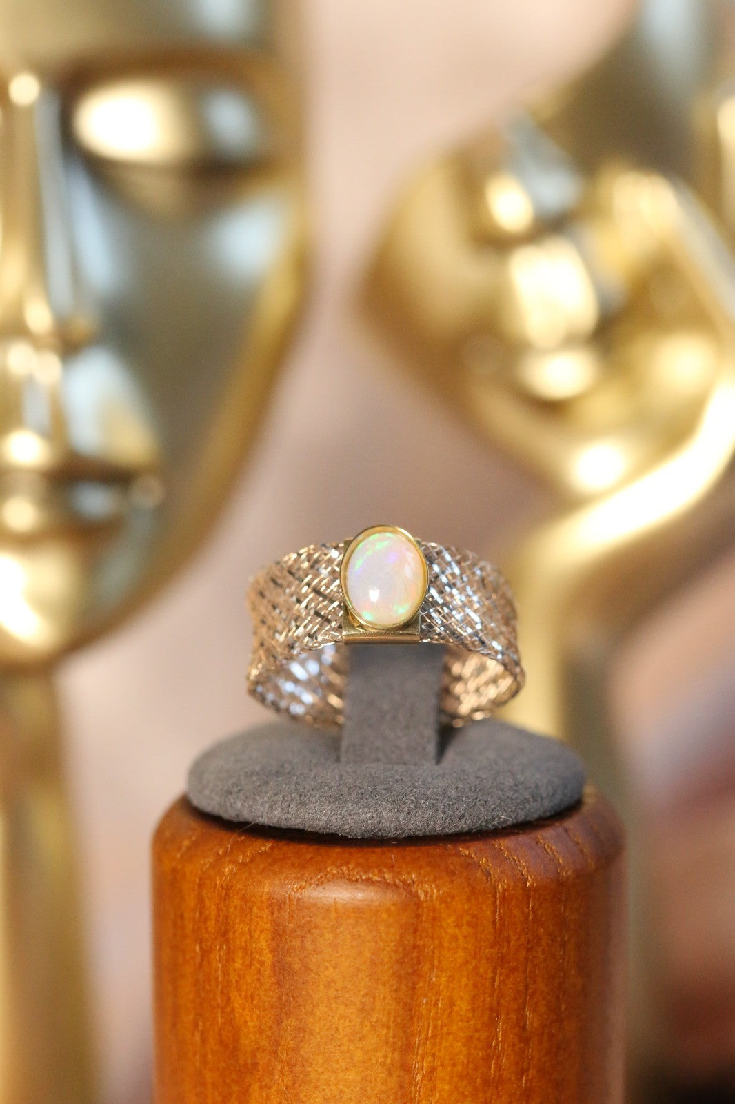 Lovely 9ct Yellow/White Gold Oval Cabochon Opal Ring with Flexible Mesh Band R-U