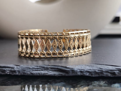 Lovely 9ct solid yellow gold bracelet wide cuff 18mm decorativ vintage 19cm long