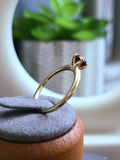 Cute Solid 9ct Yellow Gold Garnet Solitaire Ring 6 Claw Set size Q Hallmarked