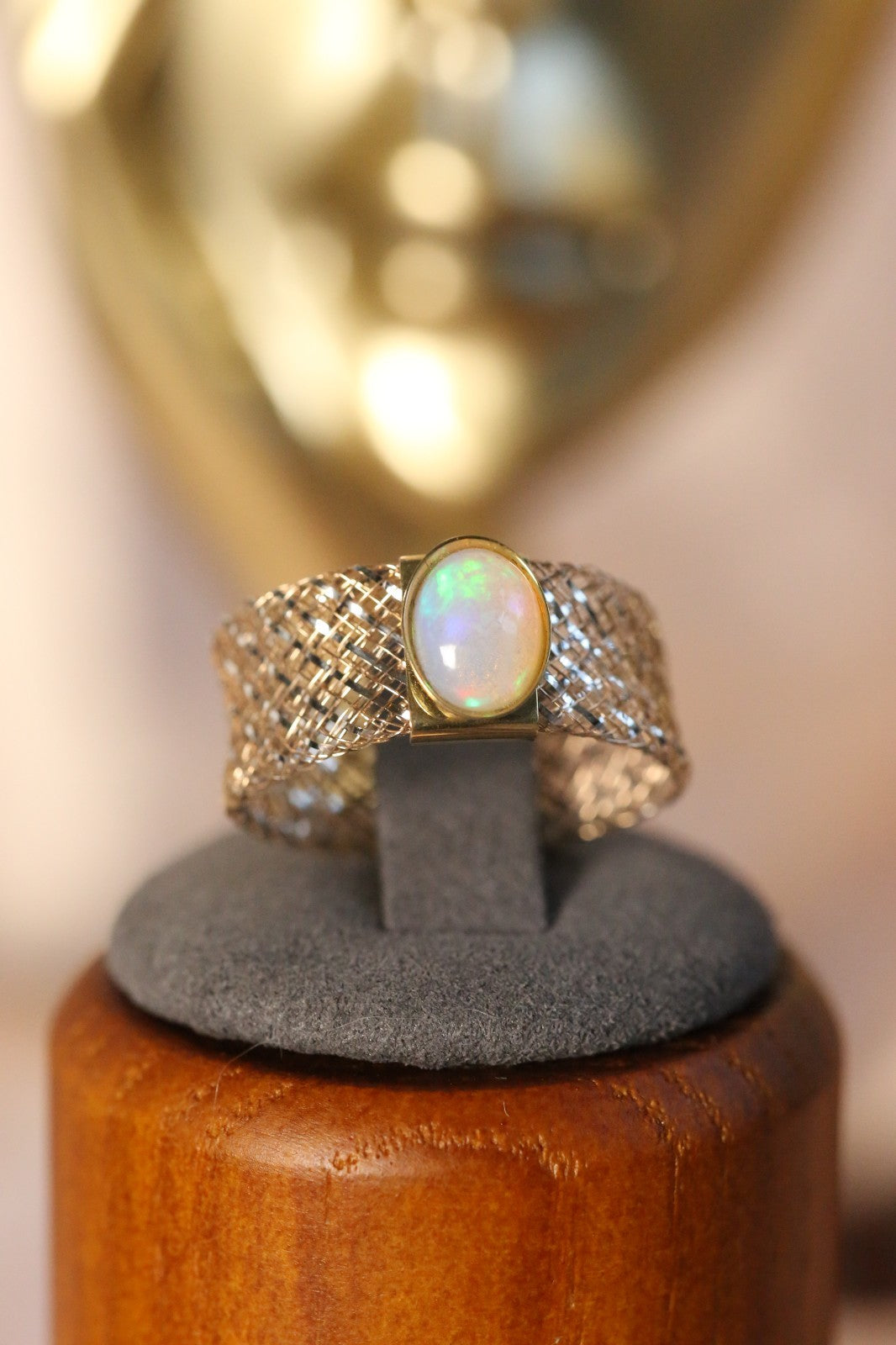 Lovely 9ct Yellow/White Gold Oval Cabochon Opal Ring with Flexible Mesh Band R-U