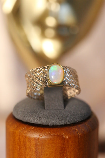 Lovely 9ct Yellow/White Gold Oval Cabochon Opal Ring with Flexible Mesh Band R-U