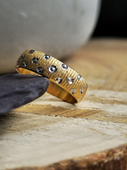 Lovely Solid 18ct Yellow Gold Wedding Band Ring with Pattern 5.5mm wide size: V