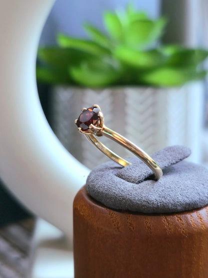 Cute Solid 9ct Yellow Gold Garnet Solitaire Ring 6 Claw Set size Q Hallmarked