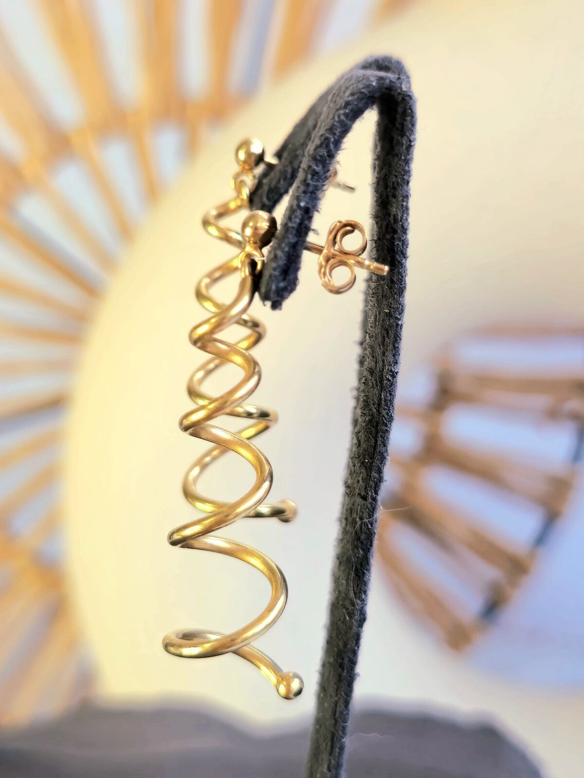 Lovely 9ct Yellow Gold Twist Earrings Dangling Coil Spring Stud Butterfly 40mm