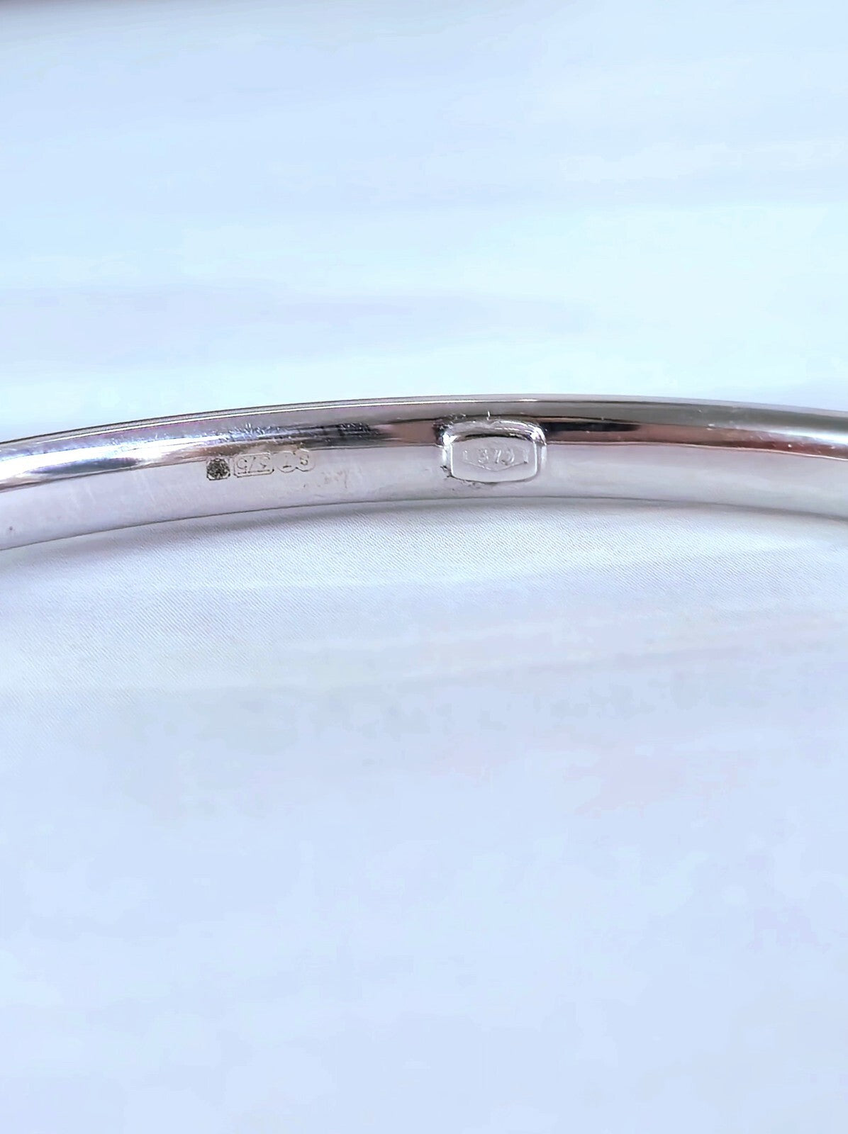 New 9ct White Gold Round Bangle Stacking 375 BRACELET Lovely 4mm 70mm diameter