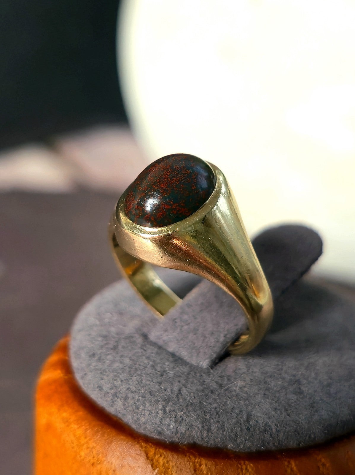 Cute Solid 9ct Yellow Gold Red/Green Onyx Ring Oval Cabochon size 'I' Signet