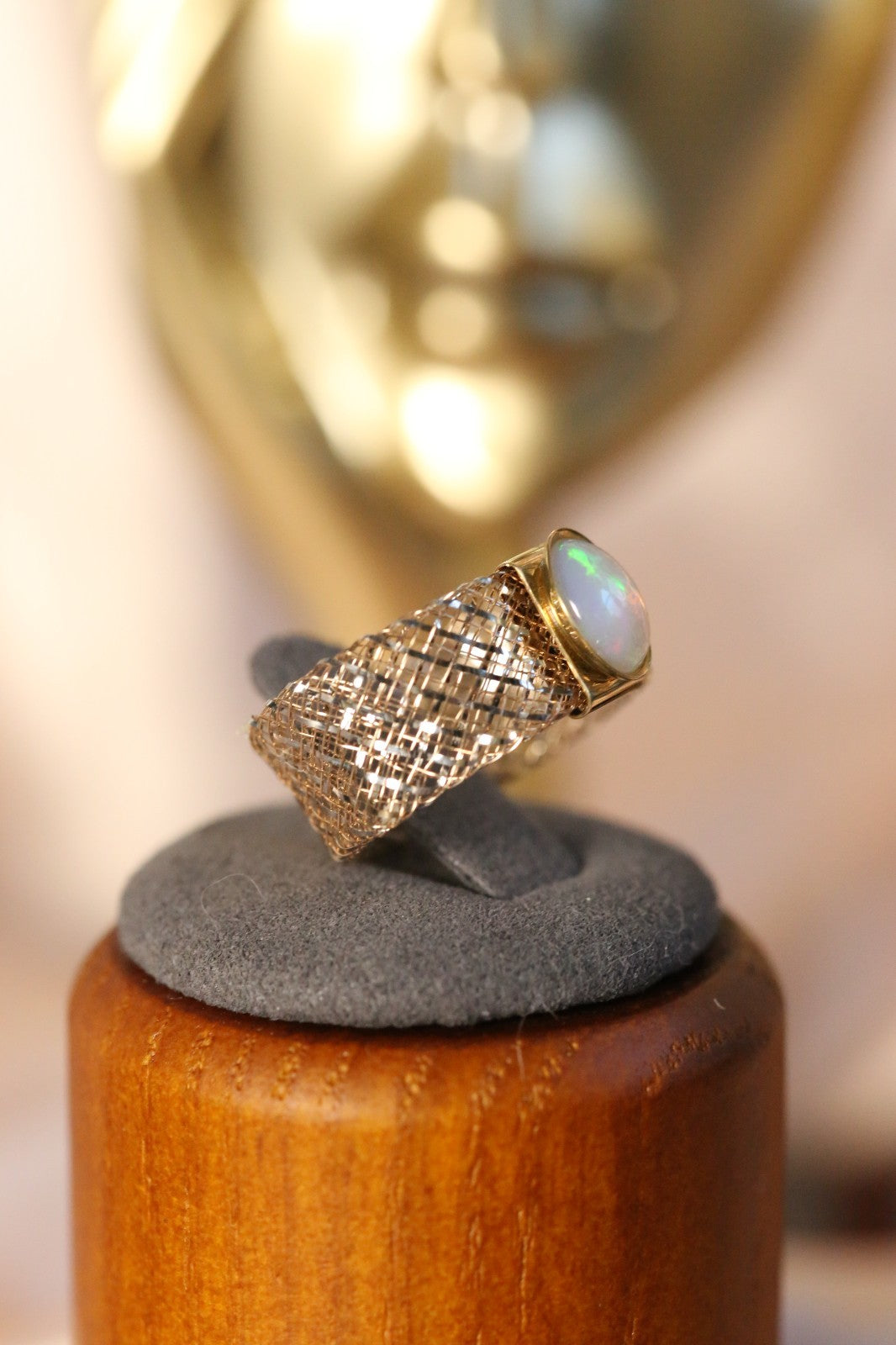 Lovely 9ct Yellow/White Gold Oval Cabochon Opal Ring with Flexible Mesh Band R-U