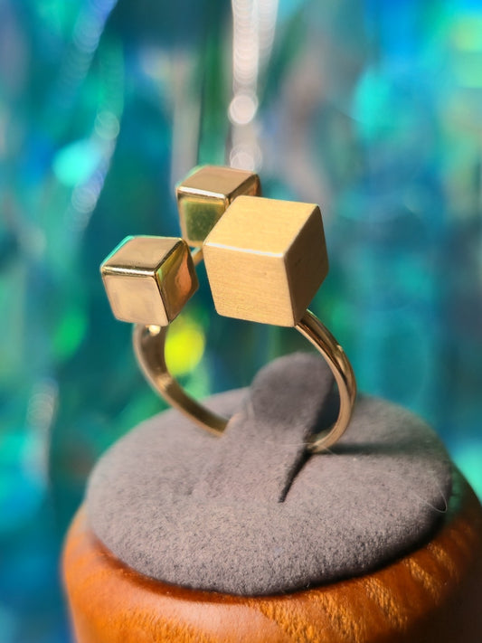 14ct Yellow Gold Ring Three Cubes Boxes size: O+ Dress Fashion Ring Hallmaked