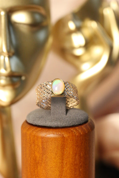 Lovely 9ct Yellow/White Gold Oval Cabochon Opal Ring with Flexible Mesh Band R-U