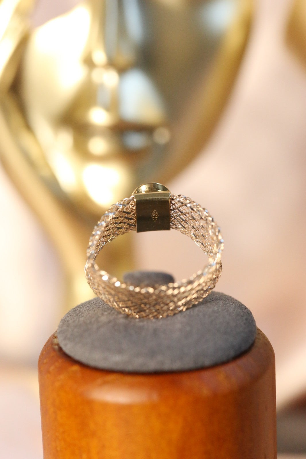 Lovely 9ct Yellow/White Gold Oval Cabochon Opal Ring with Flexible Mesh Band R-U