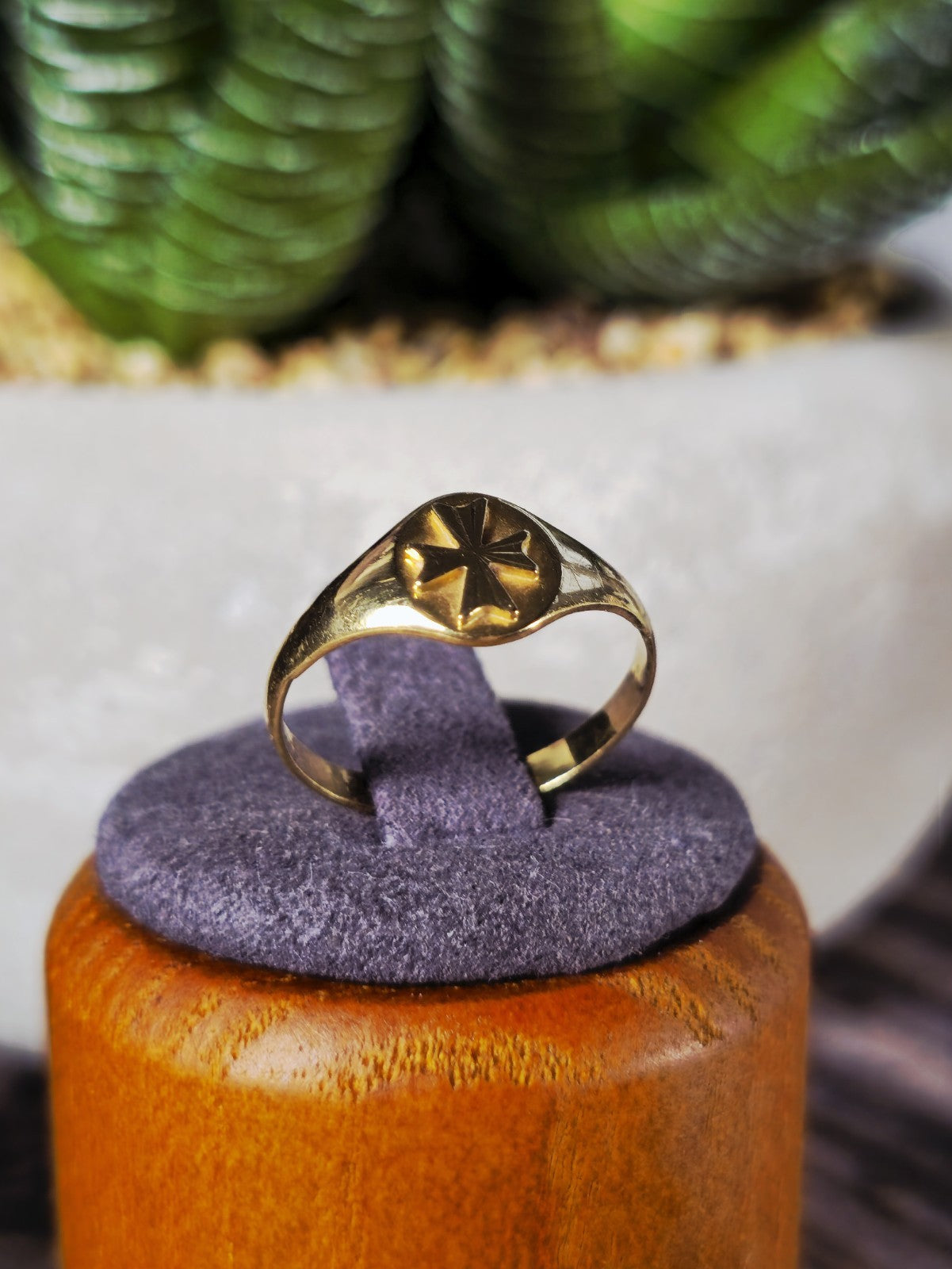 Solid 18ct Yellow Gold Signet Ring size: L Oval Shape Cross Pinky Finger Ring