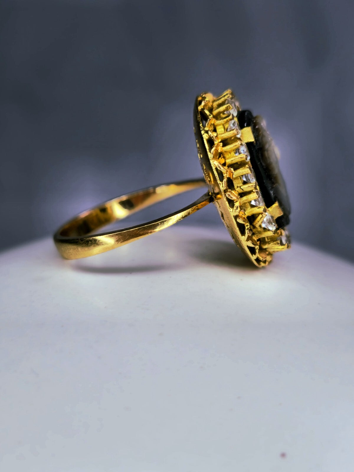 Lovely Vintage 18k Yellow Gold (750) Cocktail Ring Cameo Lady Halo 6.7g size R