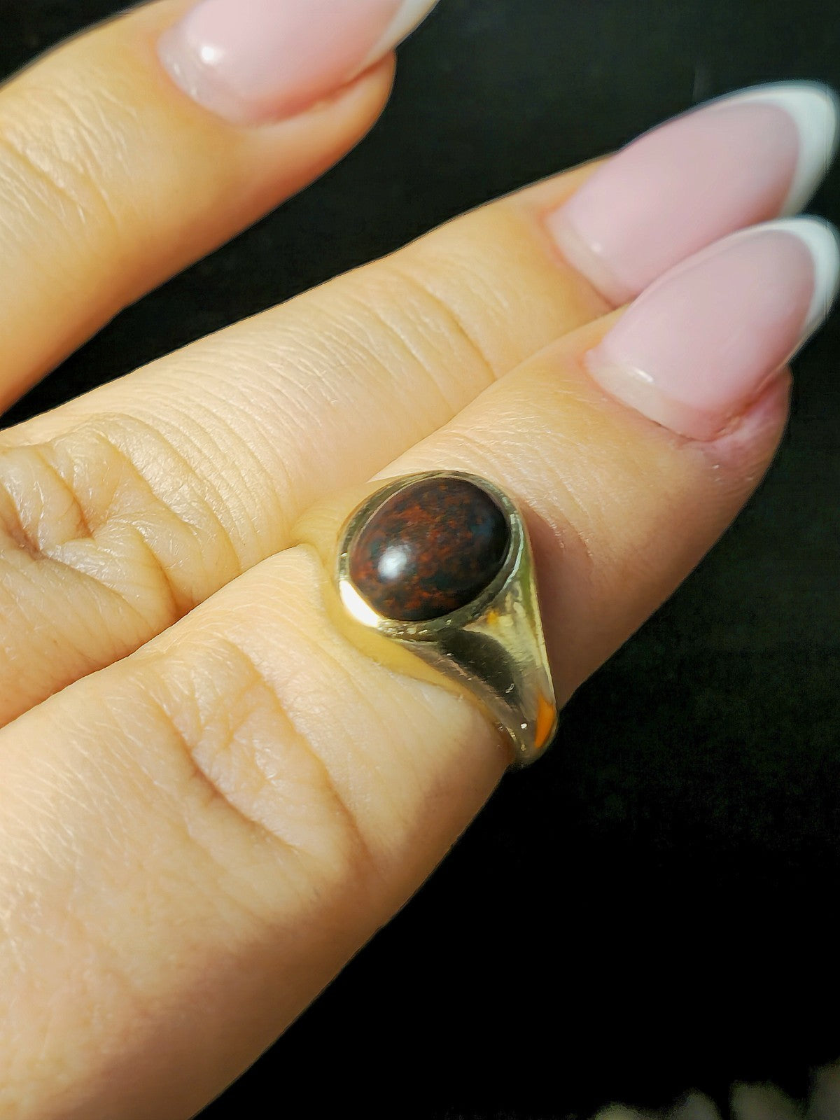 Cute Solid 9ct Yellow Gold Red/Green Onyx Ring Oval Cabochon size 'I' Signet