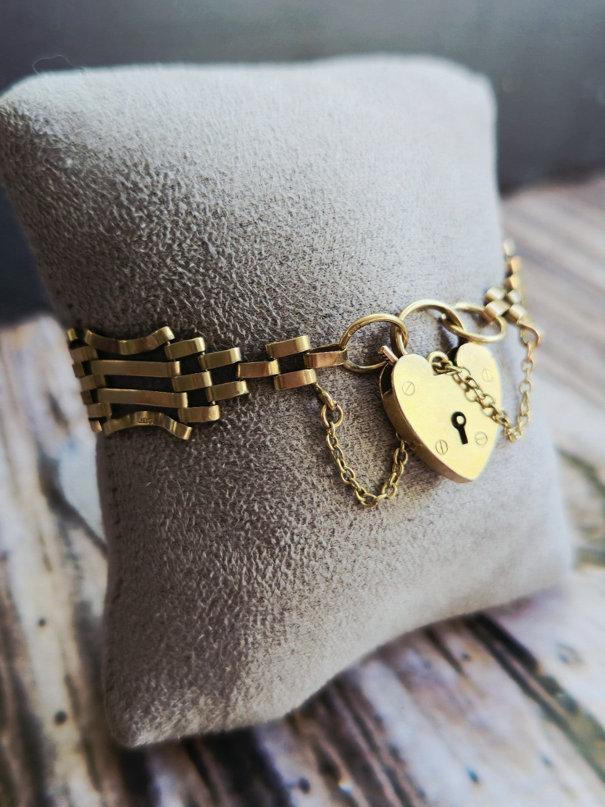 Vintage 9ct Yellow Gold Gate Bracelet With Heart Locket Great Condition 16.5cm