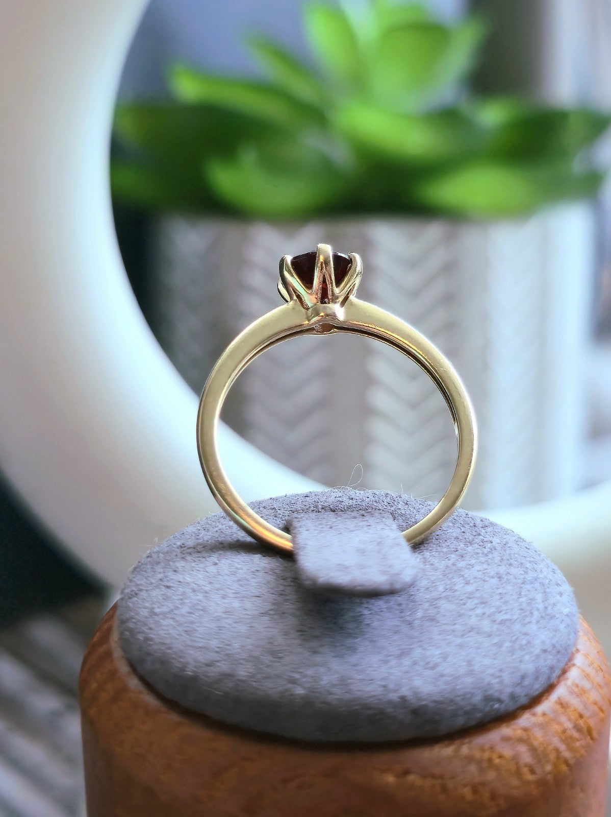 Cute Solid 9ct Yellow Gold Garnet Solitaire Ring 6 Claw Set size Q Hallmarked