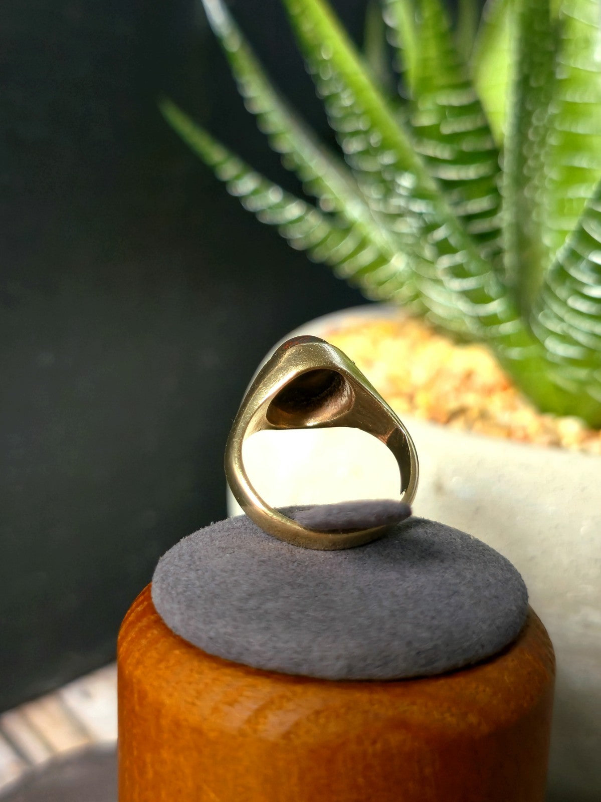 Cute Solid 9ct Yellow Gold Red/Green Onyx Ring Oval Cabochon size 'I' Signet