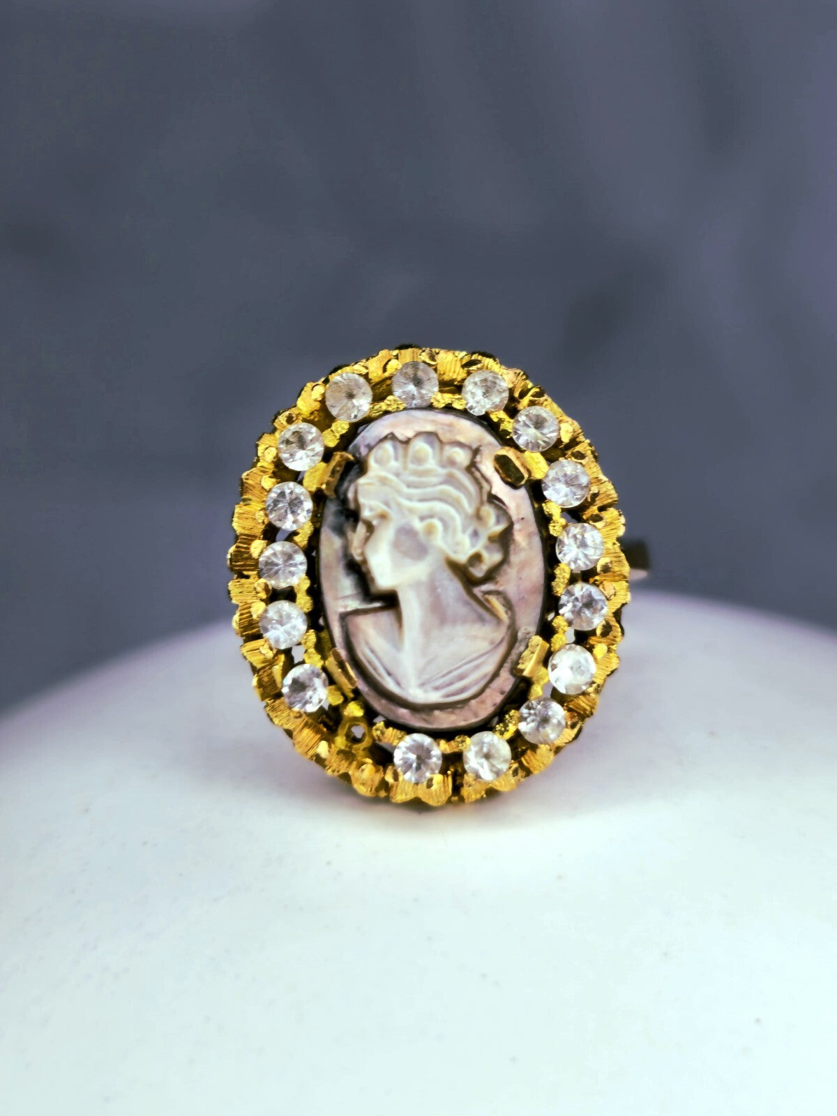 Lovely Vintage 18k Yellow Gold (750) Cocktail Ring Cameo Lady Halo 6.7g size R