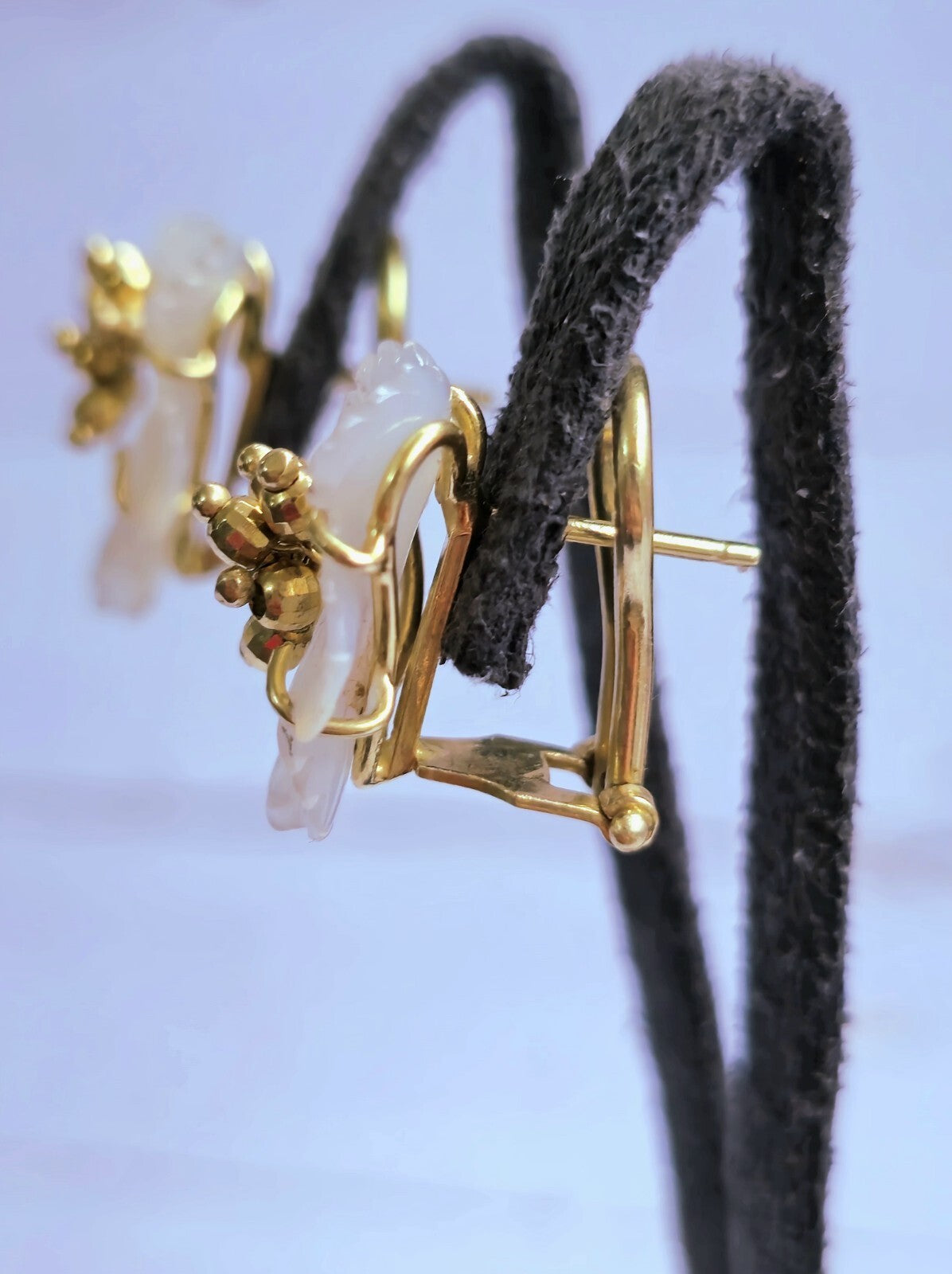 Elegant 18K Yellow Gold Mother Of Pearl Leaf Earrings Studs Omega Clasp Fancy 