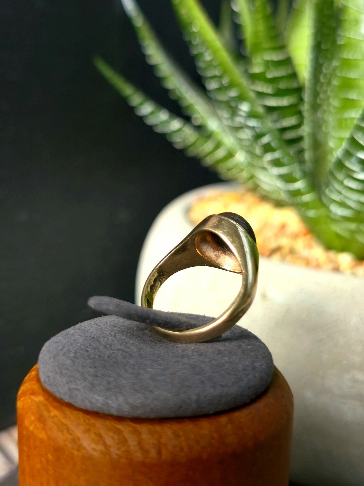 Cute Solid 9ct Yellow Gold Red/Green Onyx Ring Oval Cabochon size 'I' Signet