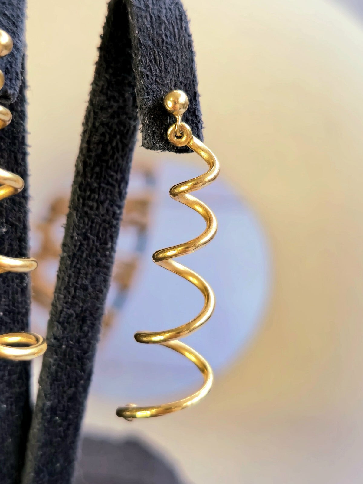 Lovely 9ct Yellow Gold Twist Earrings Dangling Coil Spring Stud Butterfly 40mm