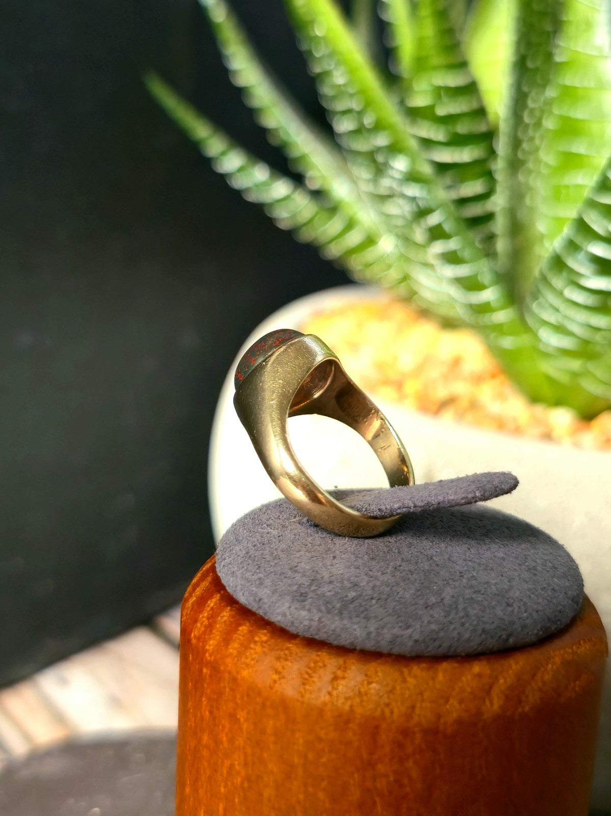 Cute Solid 9ct Yellow Gold Red/Green Onyx Ring Oval Cabochon size 'I' Signet