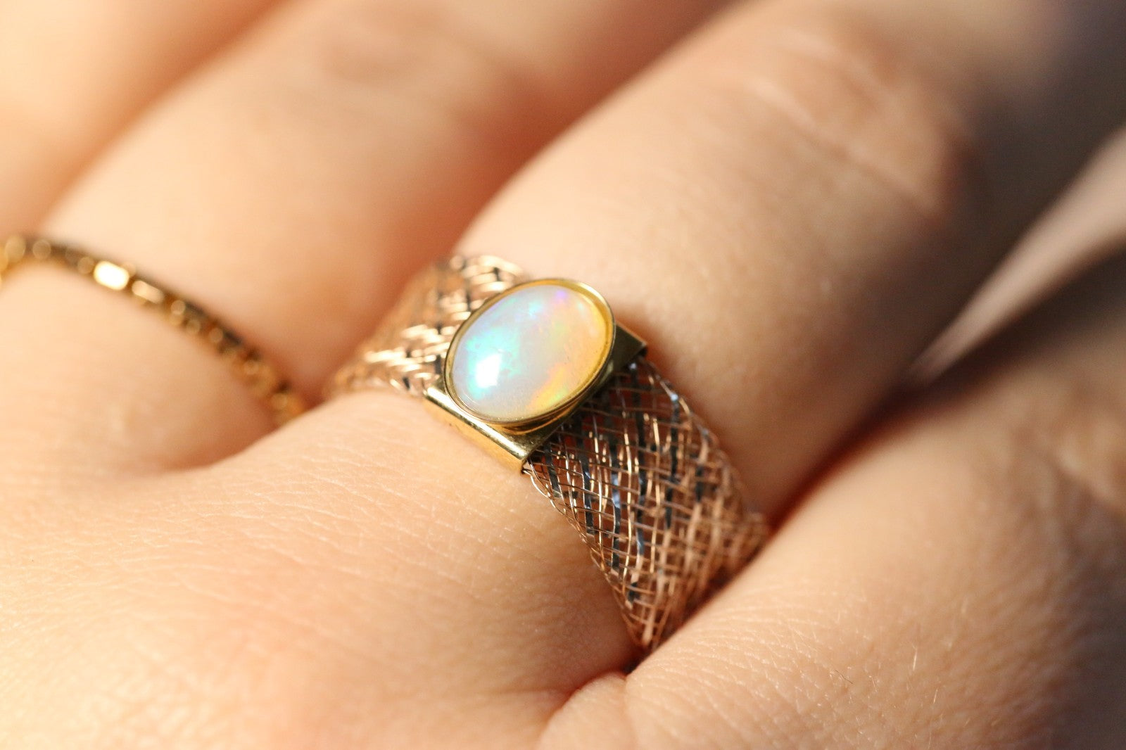 Lovely 9ct Yellow/White Gold Oval Cabochon Opal Ring with Flexible Mesh Band R-U