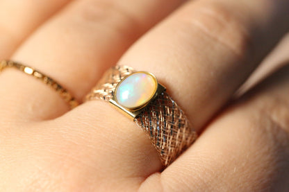 Lovely 9ct Yellow/White Gold Oval Cabochon Opal Ring with Flexible Mesh Band R-U