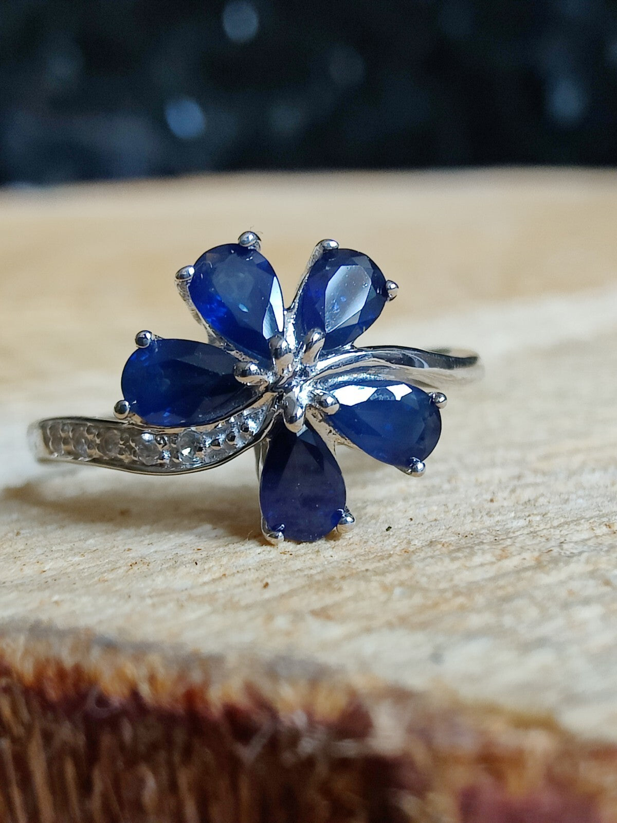 Absolutely Stunning 9ct White Gold Sapphires and Diamonds Flower Ring size P+